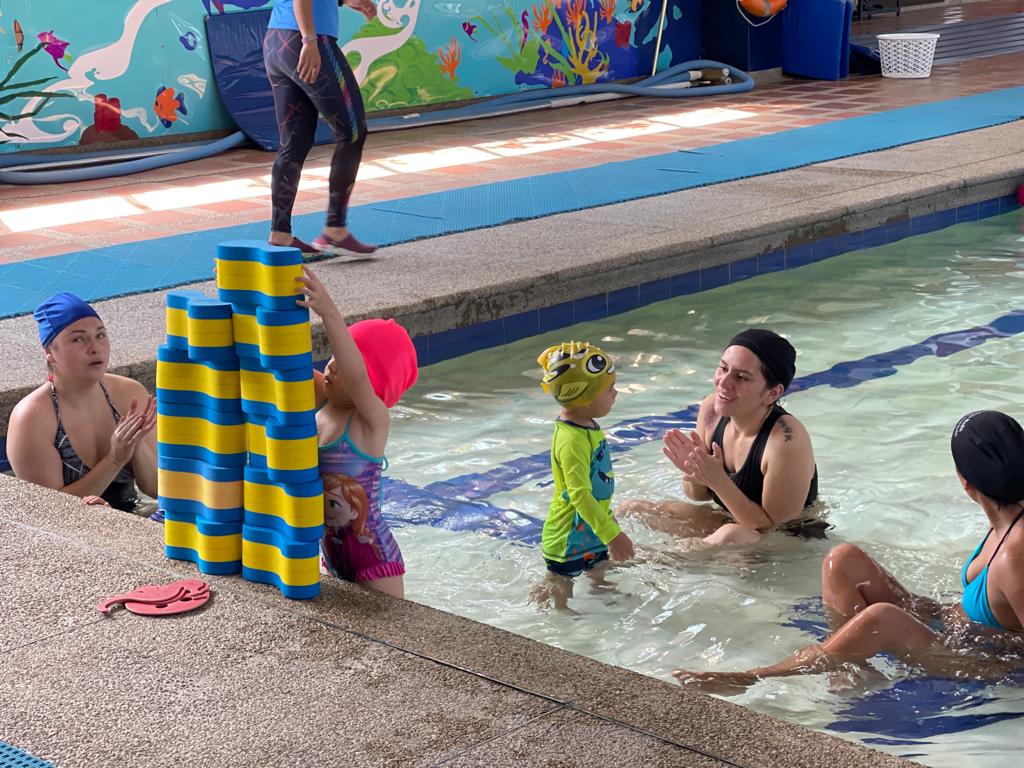 foto de niñas y niños en piscina 2