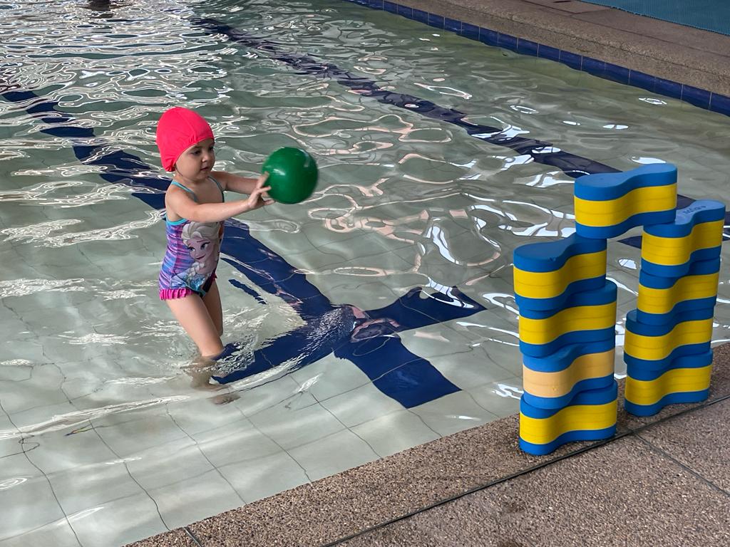 foto de niñas y niños en piscina 3