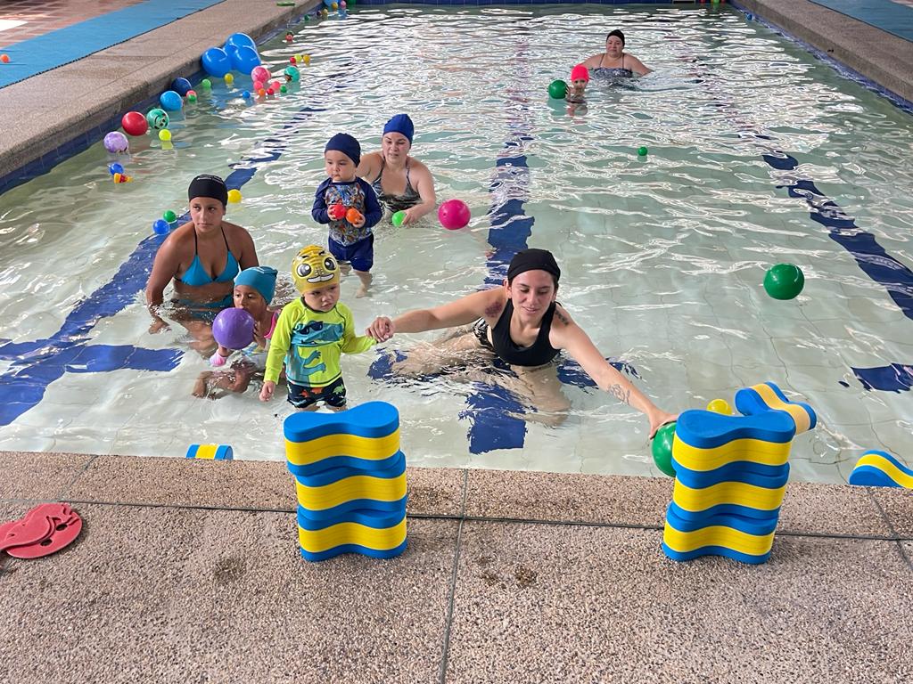 foto de niñas y niños en piscina 1