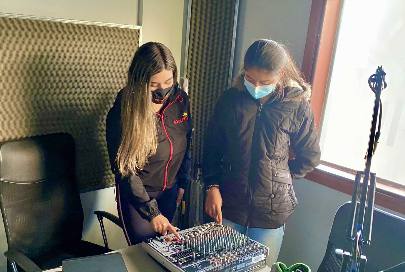 foto de jovenes en consola de sonido
