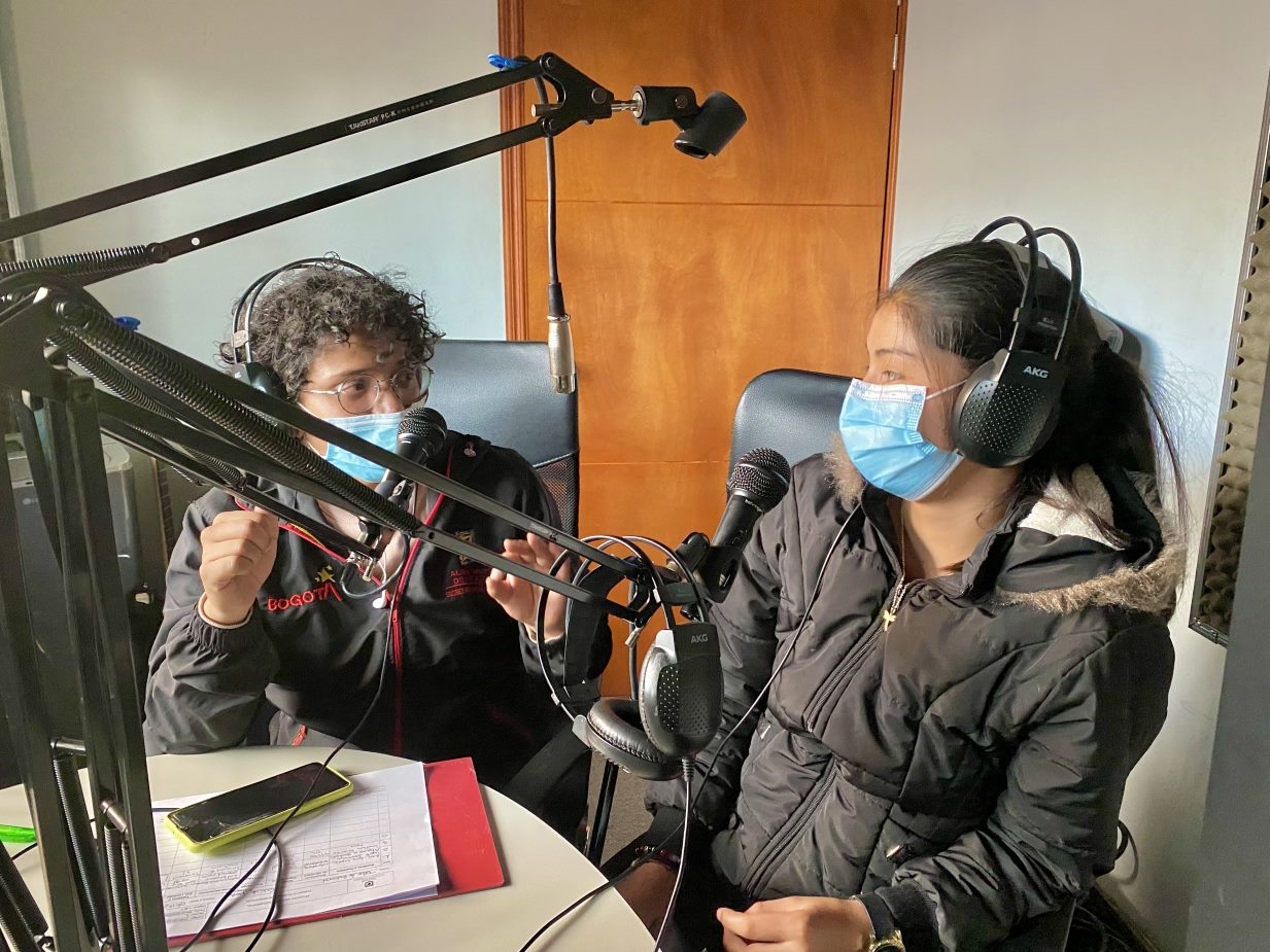 foto de jovenes haciendo radio