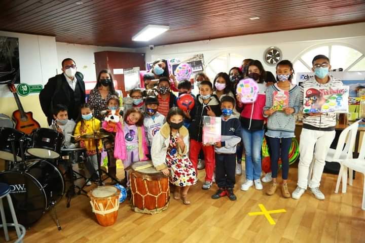 foto de niños y niñas jugando 1