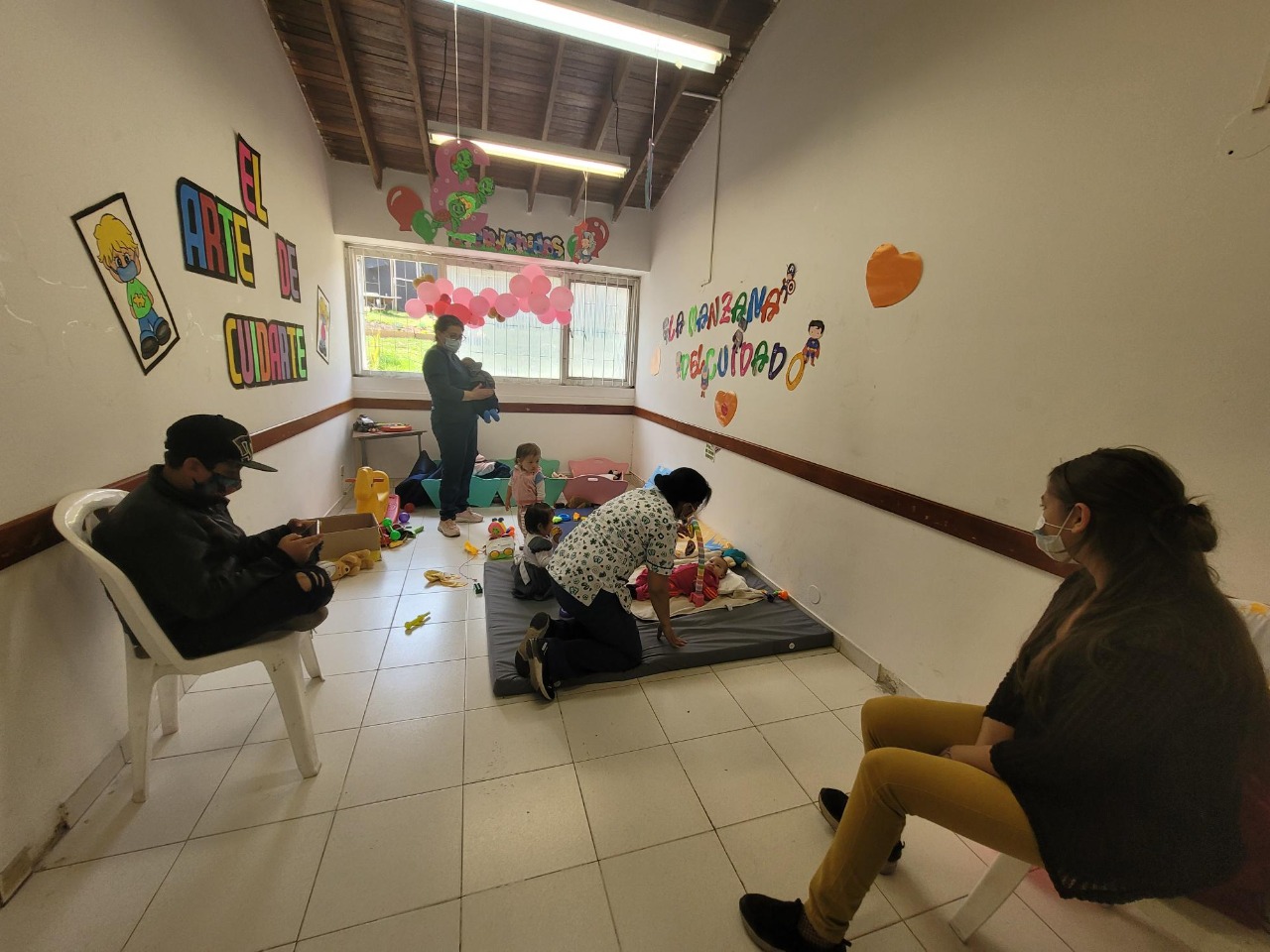 fotos de niños en  la manzana del cuidado