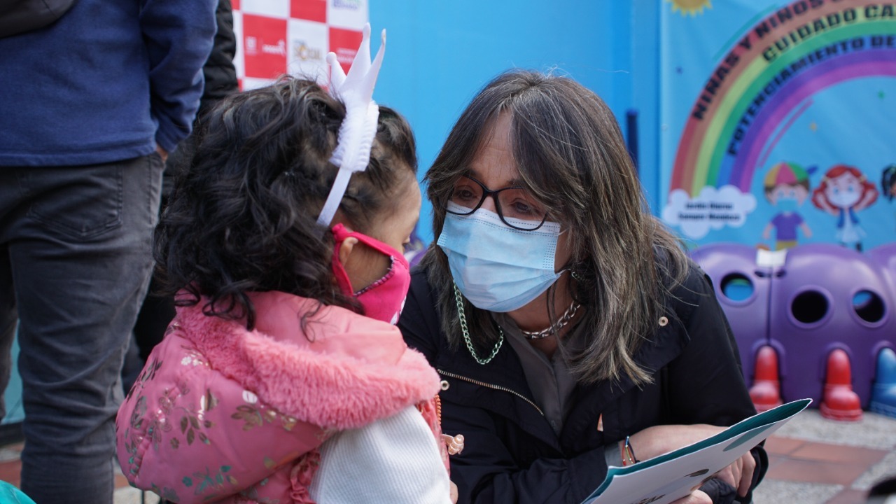 foto de secretaria hablando con niña