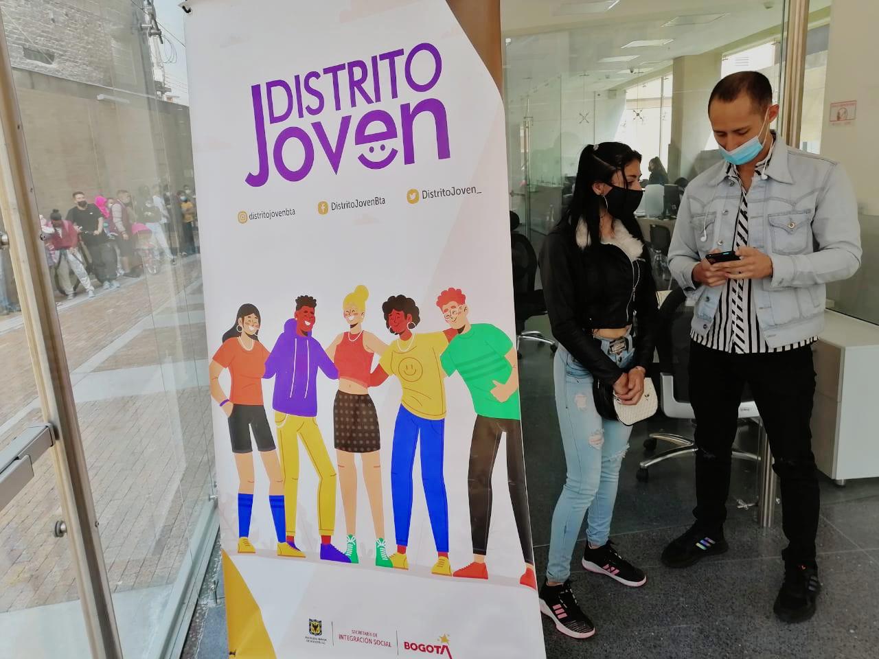 foto de pancarta de distrito joven