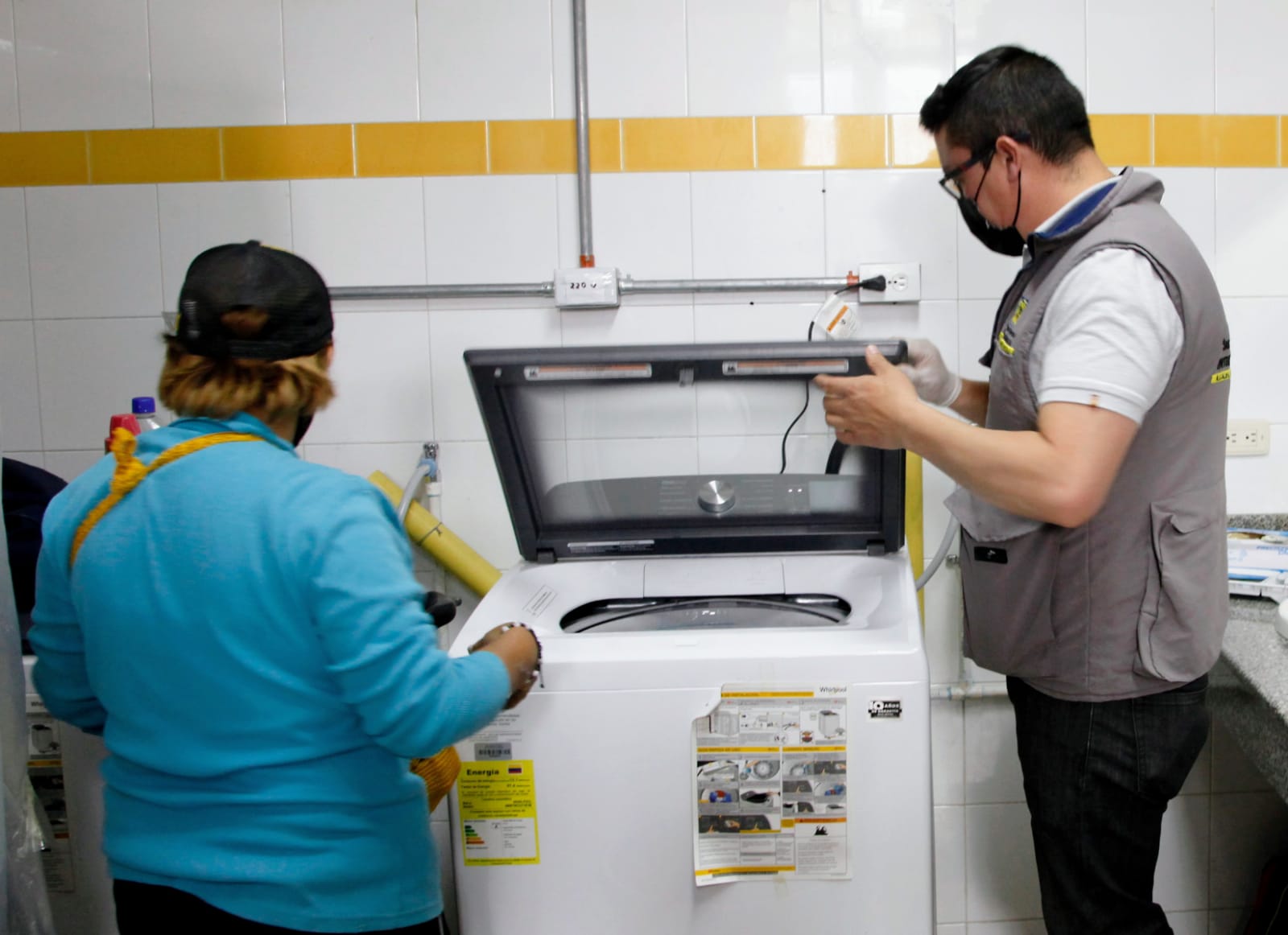 persona mayor utilizando una lavadora