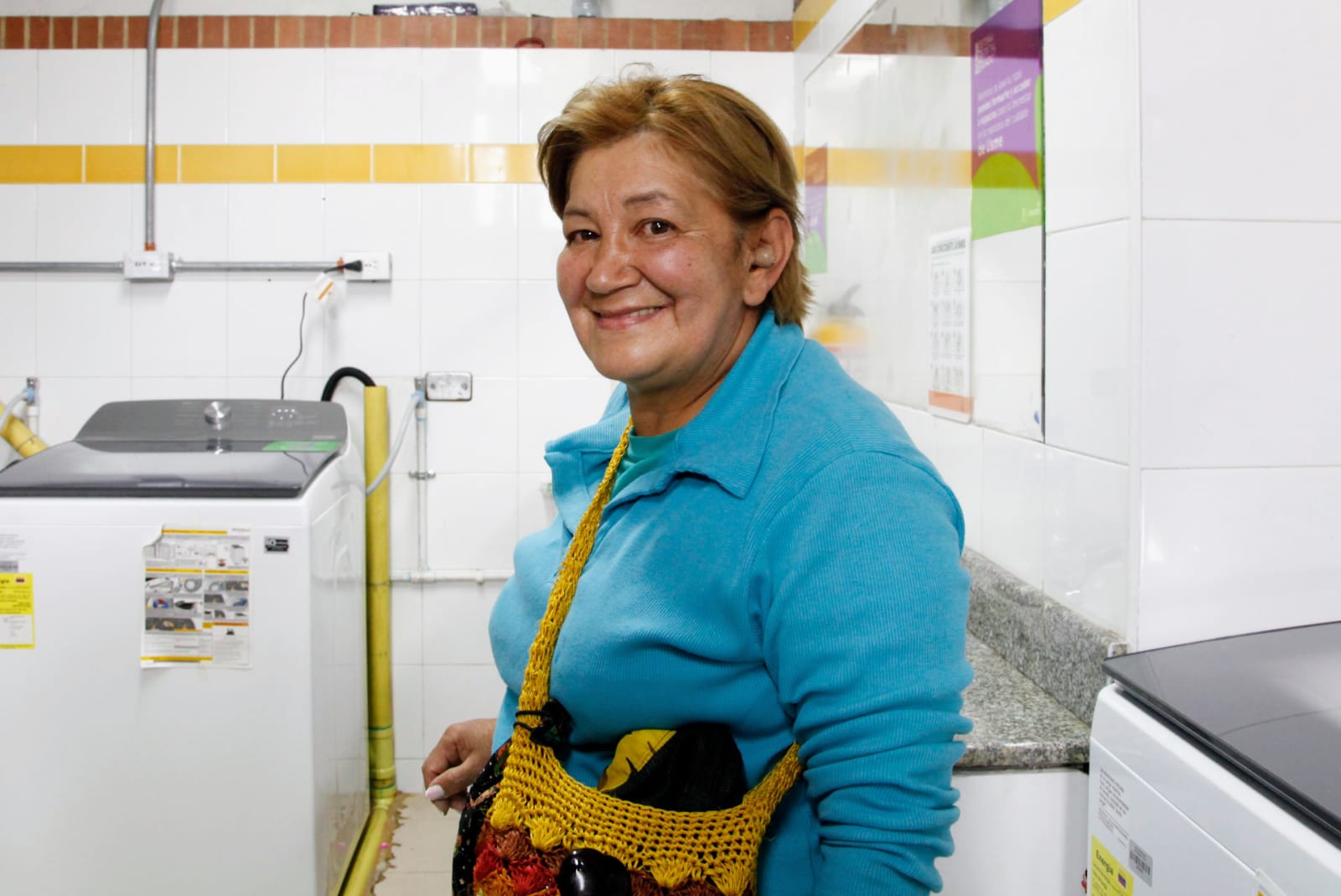 persona mayor en lavanderia