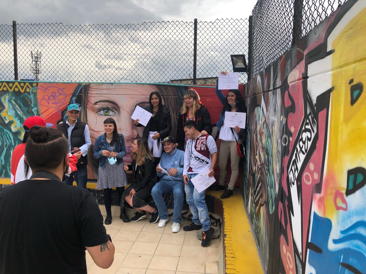 foto de jovenes con diploma