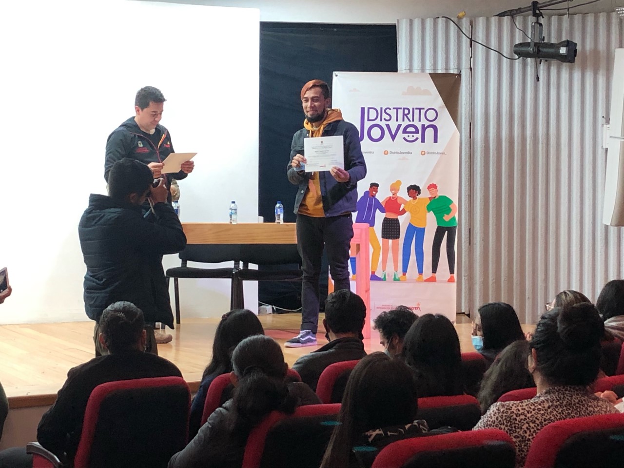 foto de joven recibiendo diploma