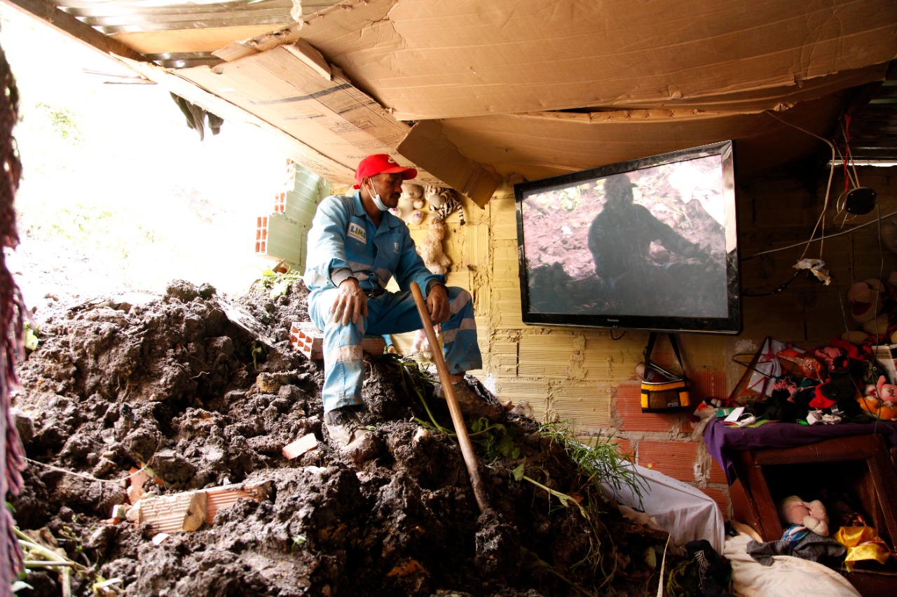 foto de trabajador apoyando a familias vulnerables
