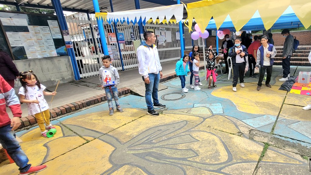 foto de niños y niñas jugando
