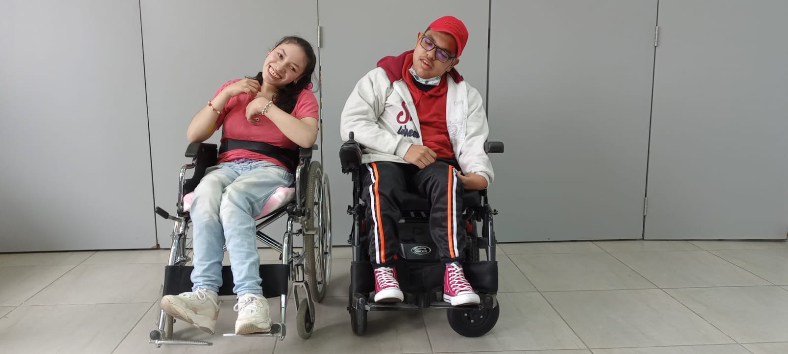 personas en sila de ruedas