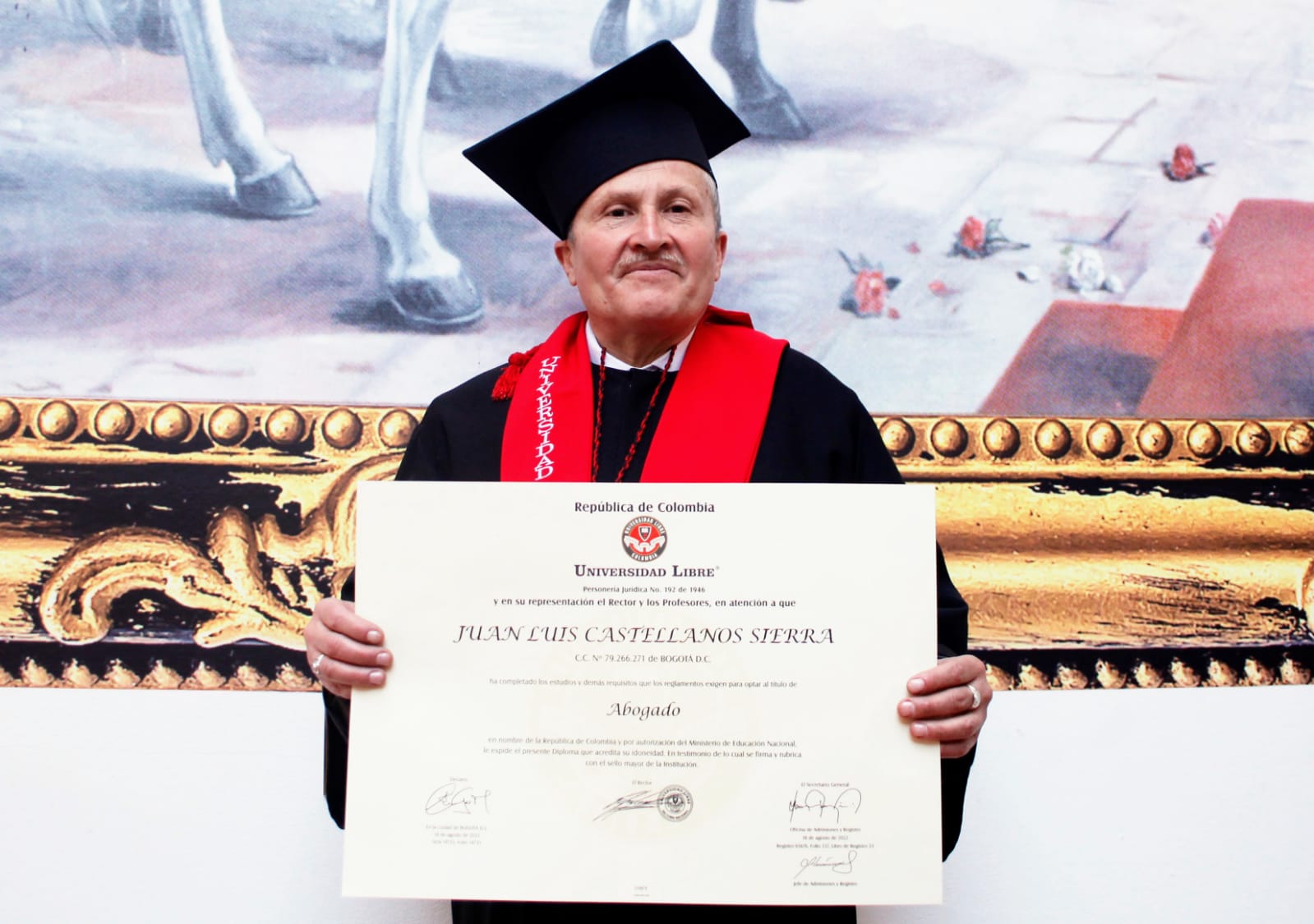 juan luis con diploma