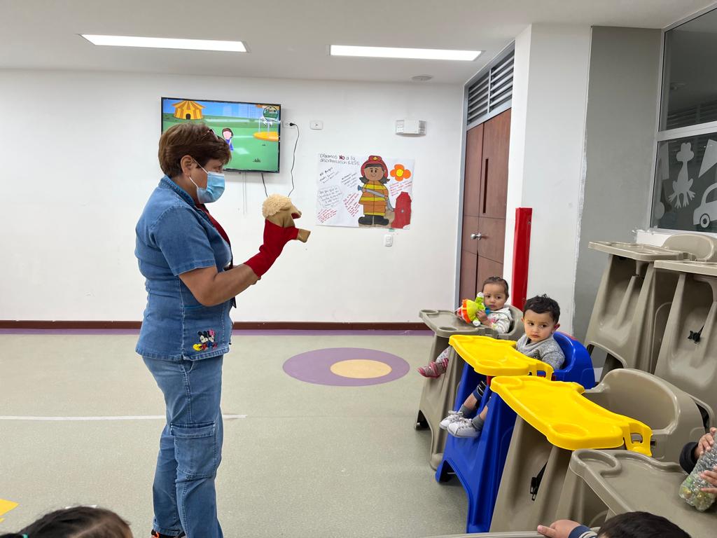 infantes en comedor