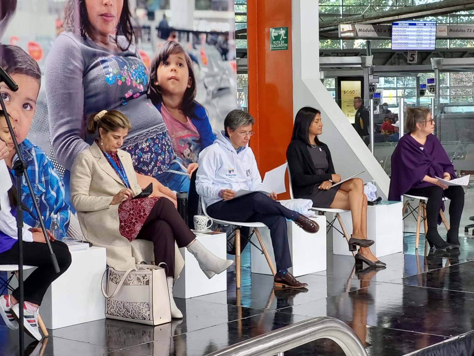 personas sentadas en integrate