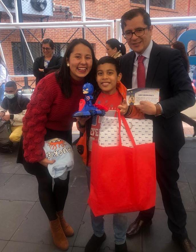 Día de regalos para 75 niñas