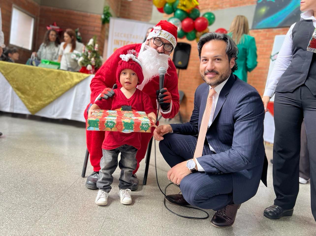Papá Noel les cumplió3