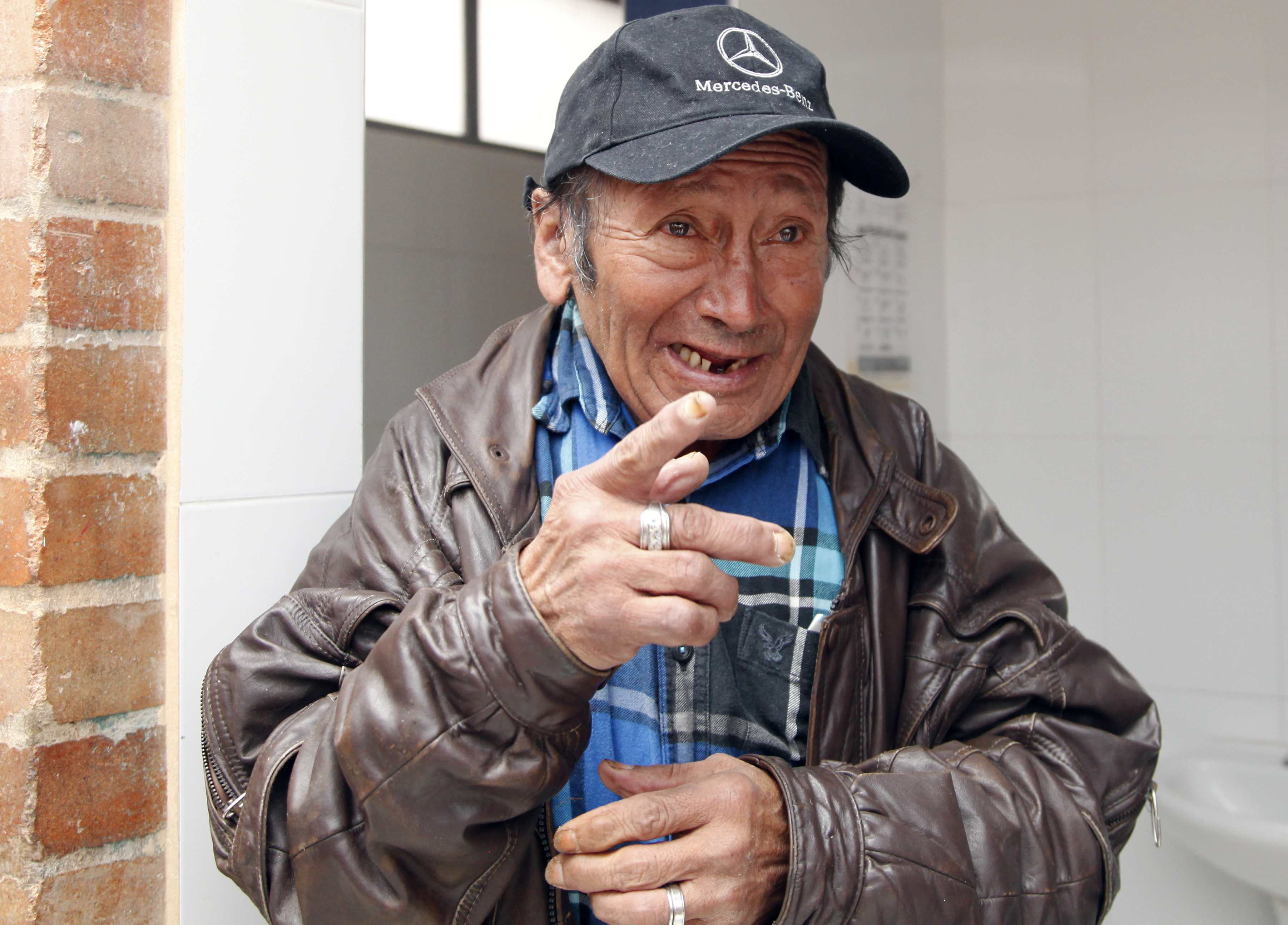 adulto mayor caminando