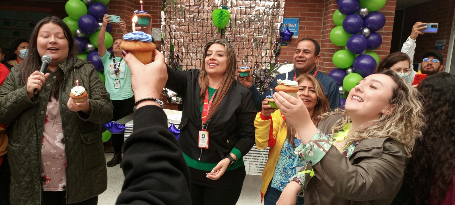 celebrando aniversario con cupcaks