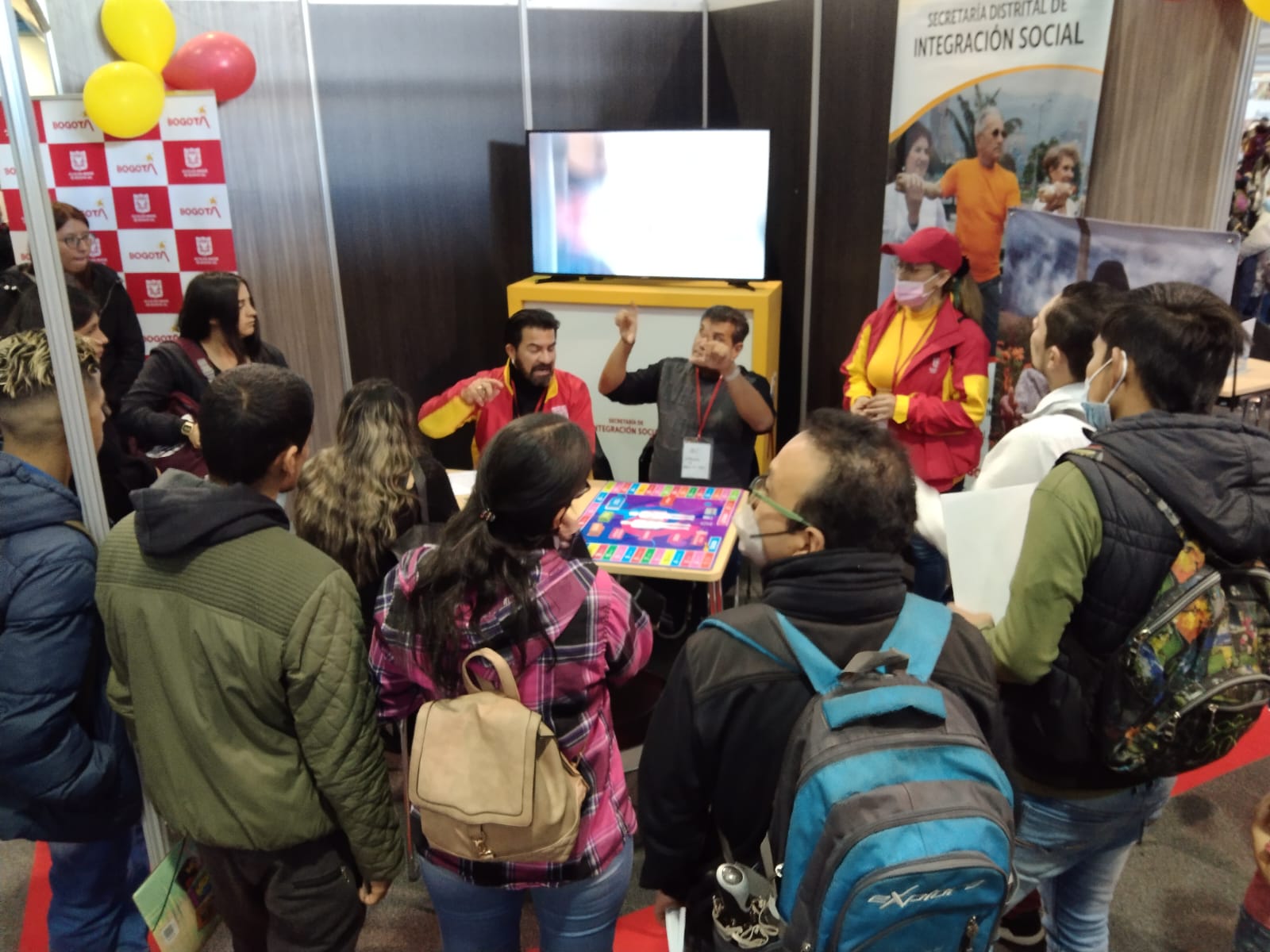 personas reunidas en stand
