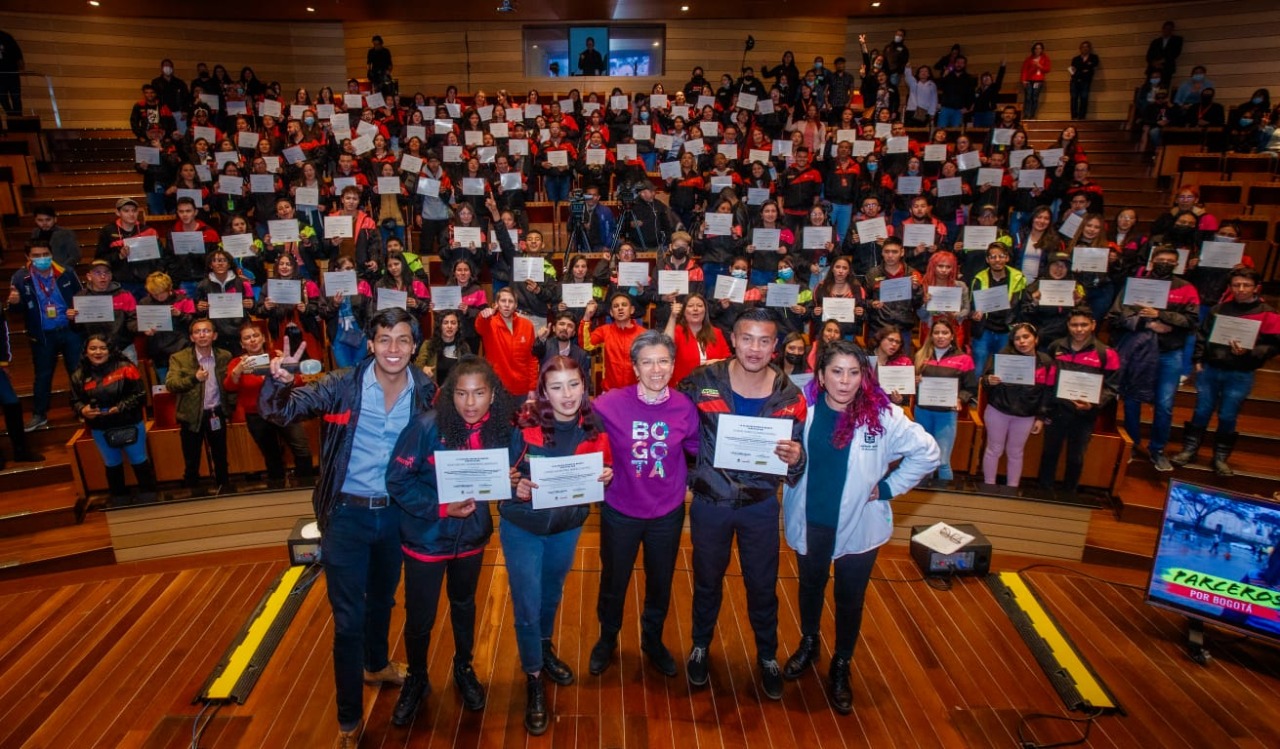 graduados sentados en auditorio