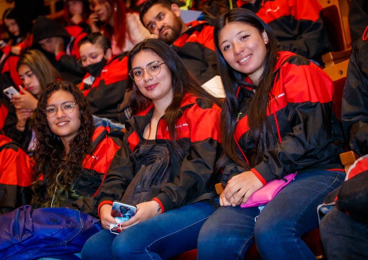 graduados con diplomas
