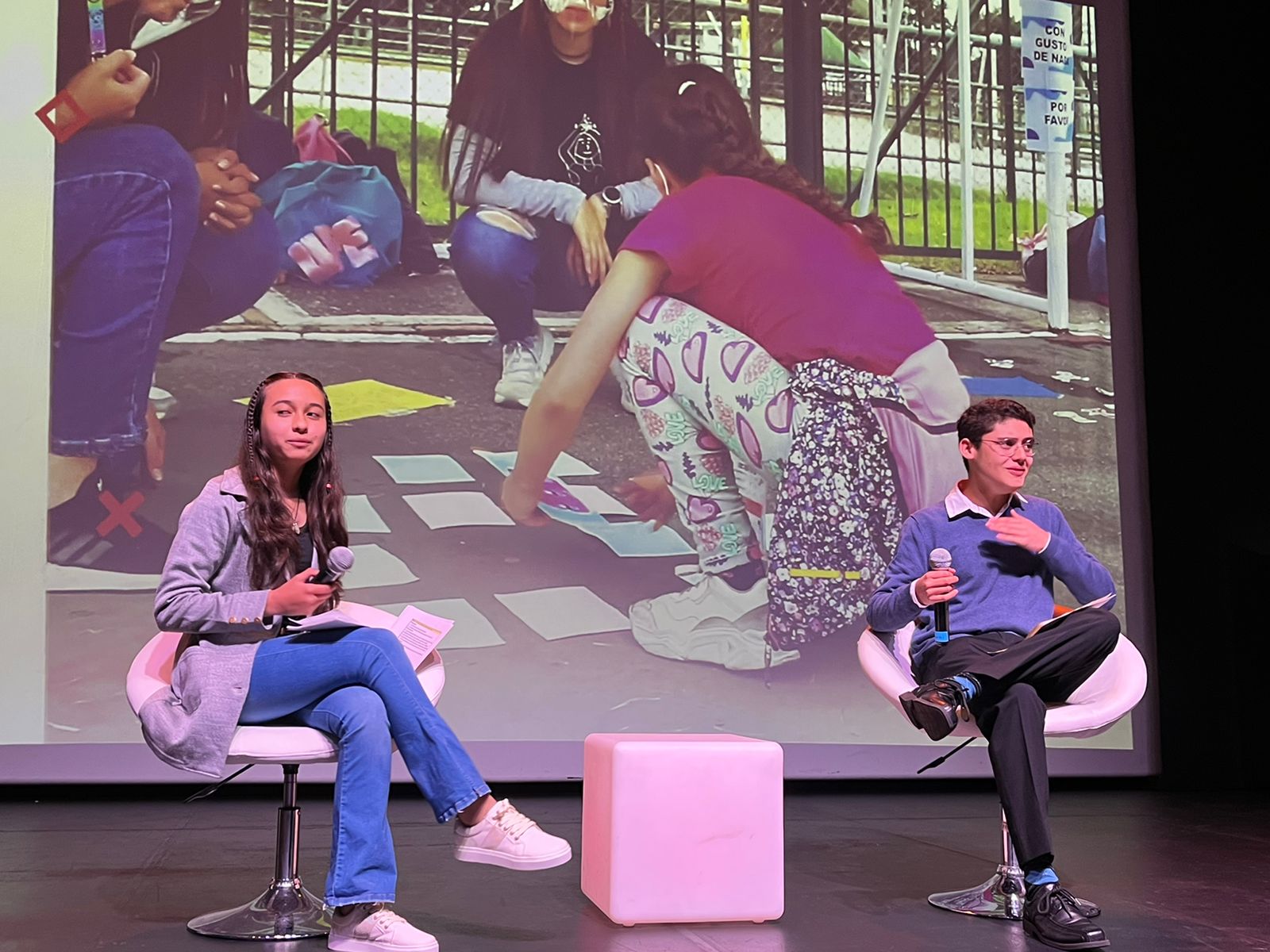 foto de niños hablando en publico