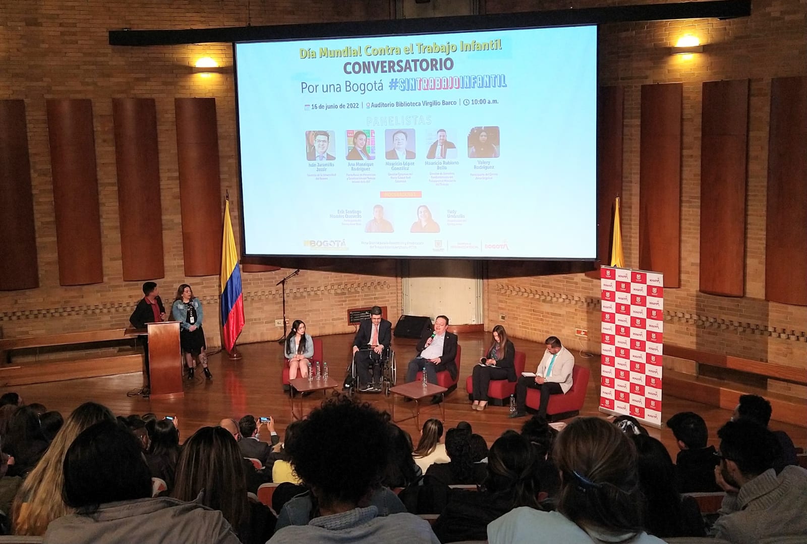 foto panoramica de conversatorio