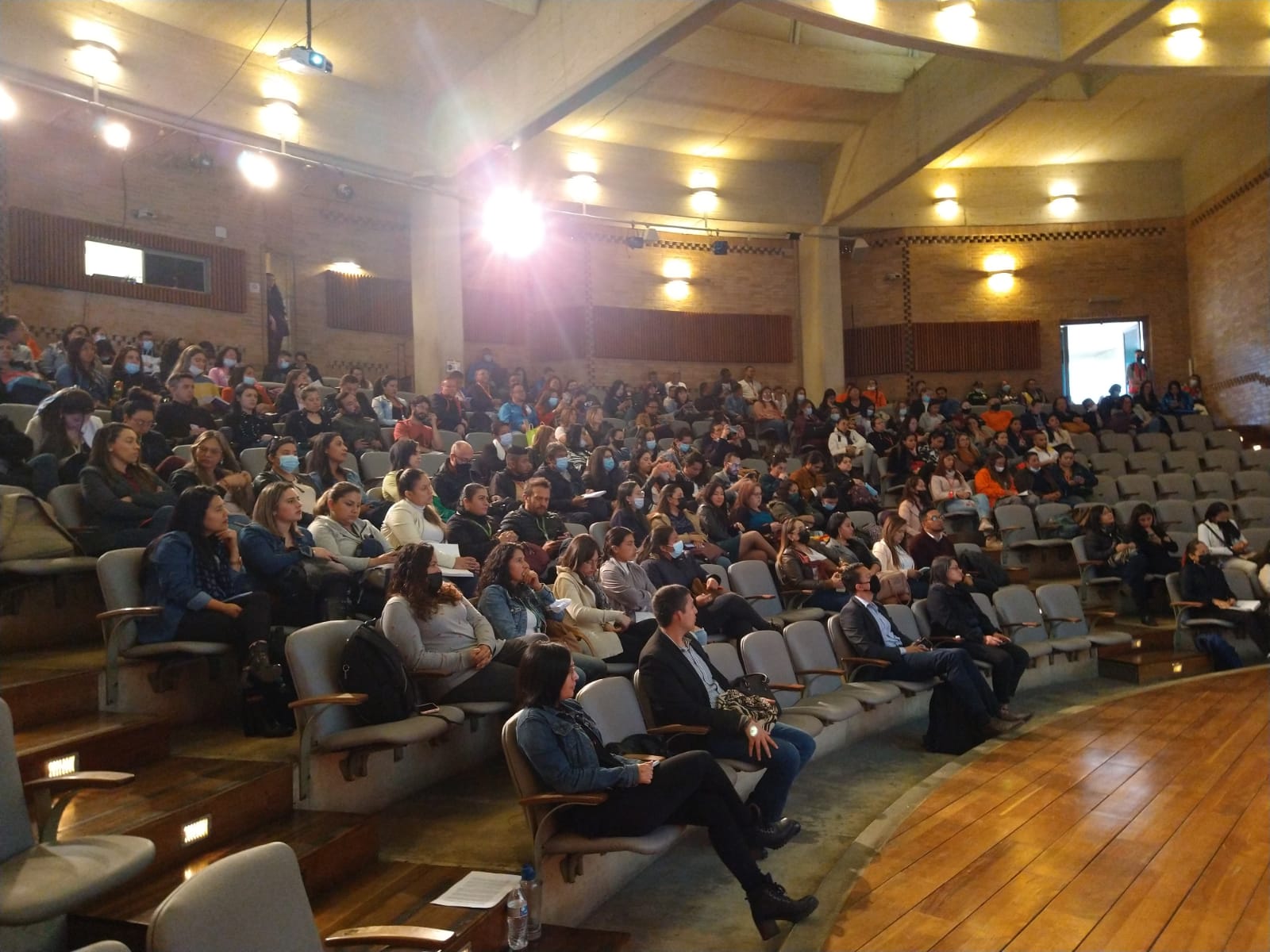 foto de de auditorio con sus asistentes
