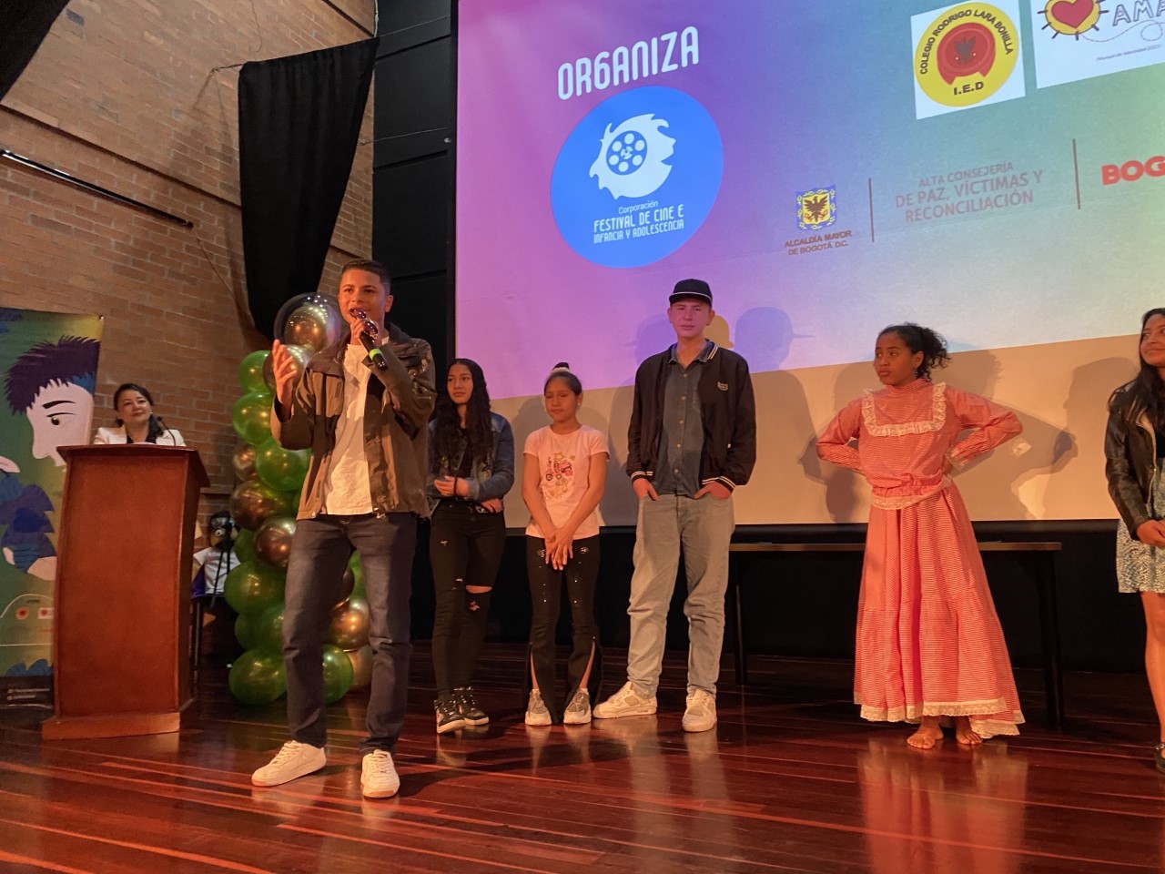 foto de niños y niñas en la tarima del auditorio