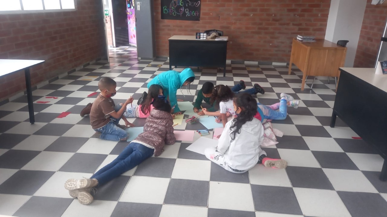 foto de niños y niñas dibujando