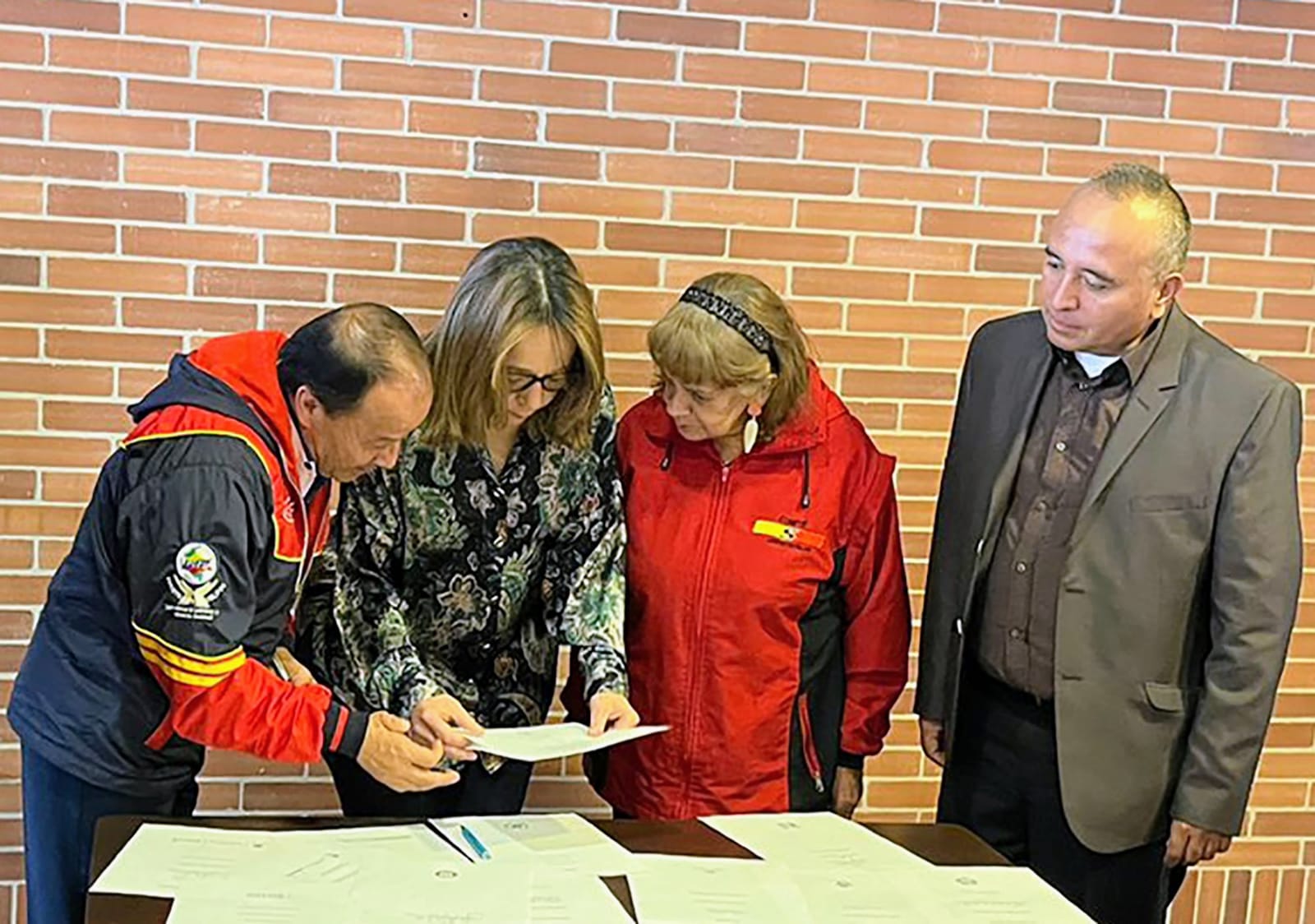 foto de secretaria hablando con personas mayores