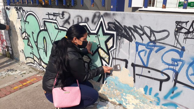 foto de mujer limpiando la pared