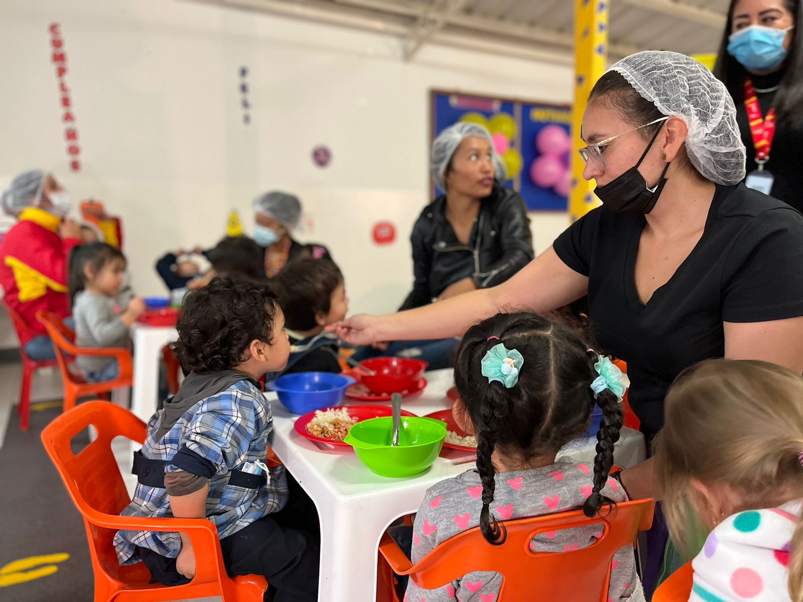 fotos de niños en comedor