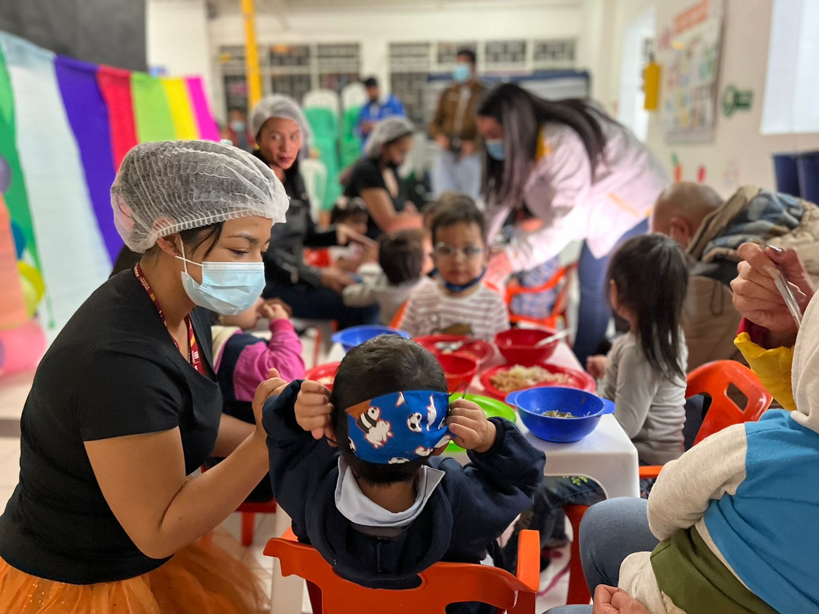 foto de niñas, niños y profesoras