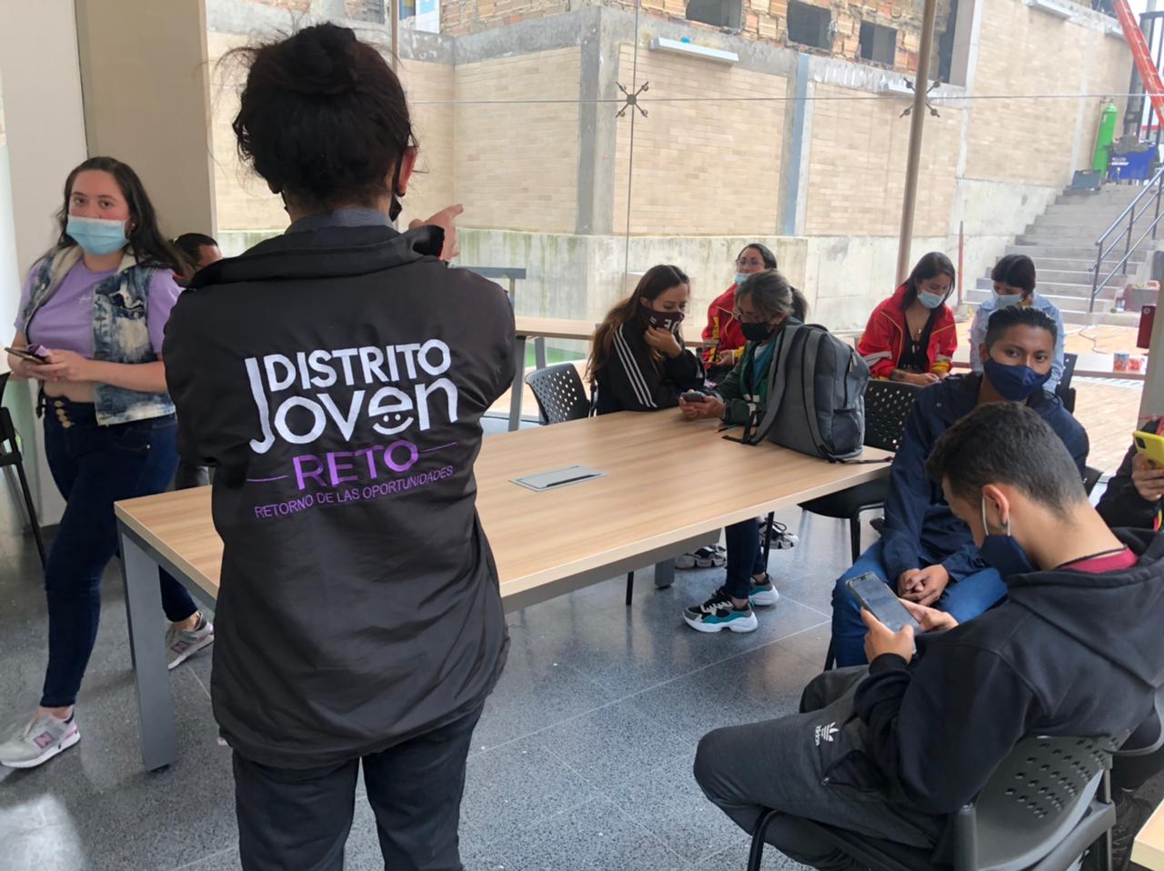 foto de funcionaria de distrito joven