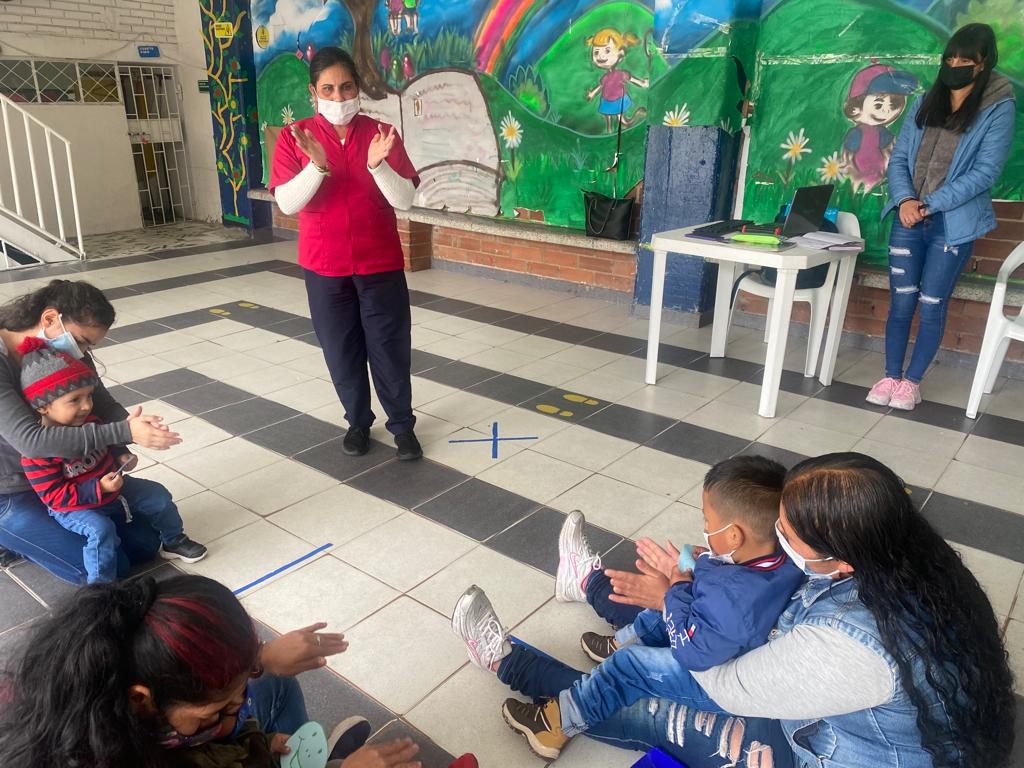 foto de profesoras explicando a madres