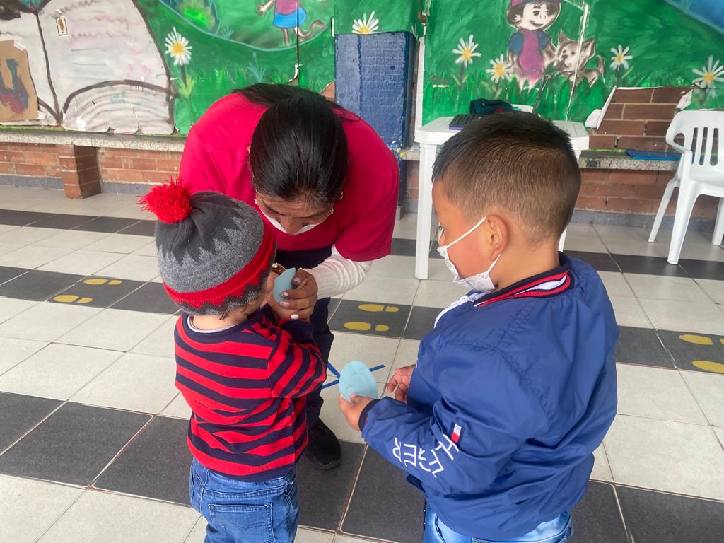 foto de profesora con dos niños