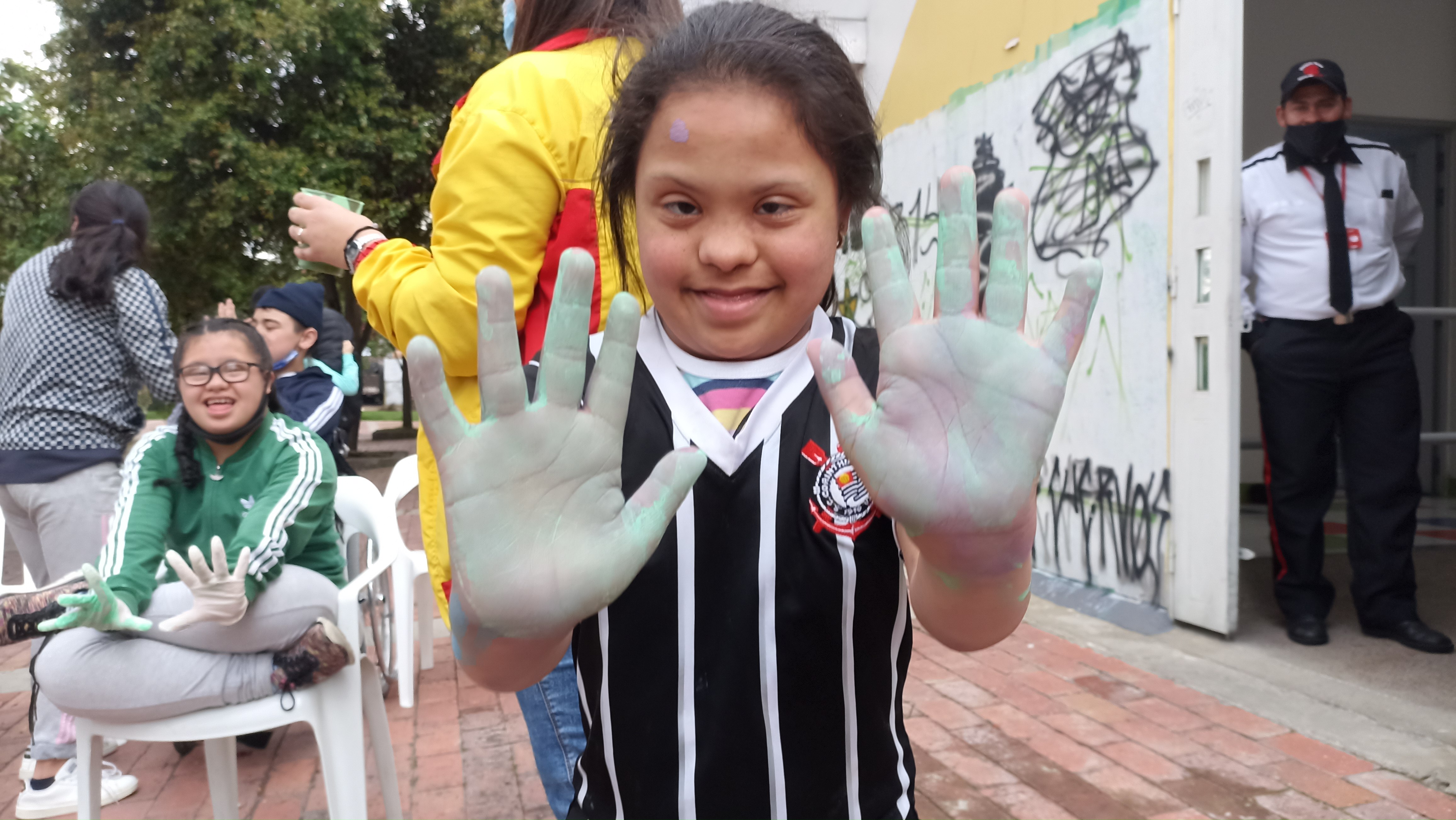 foto de niña con manos pintadas de verde