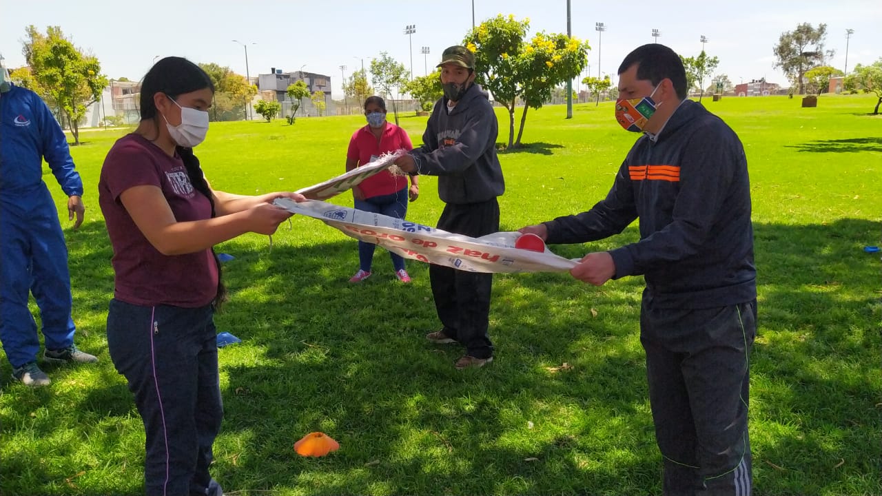 foto de funcionarios y personas con discapacidad en el parque