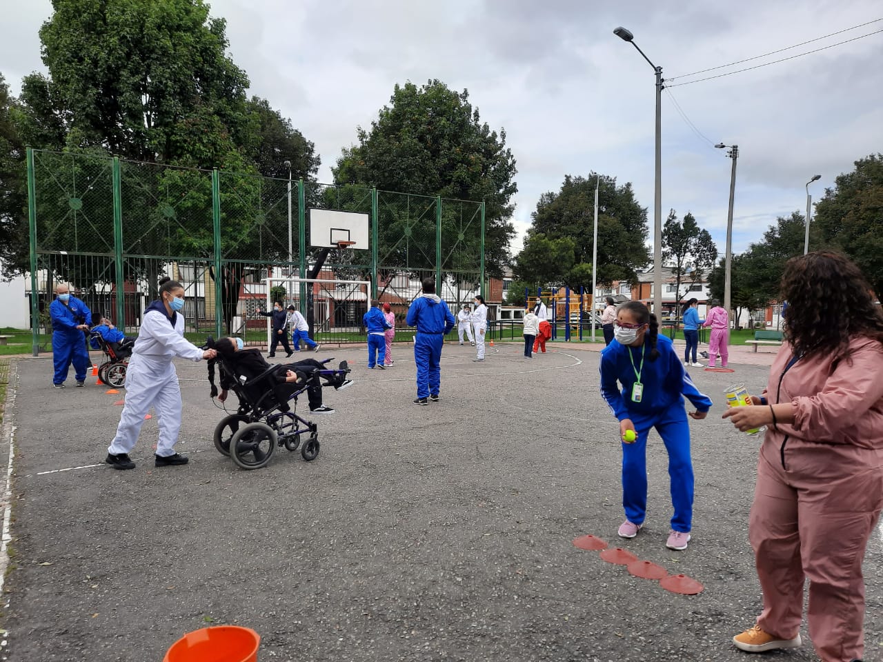 foto de personas con discapacidad jugando