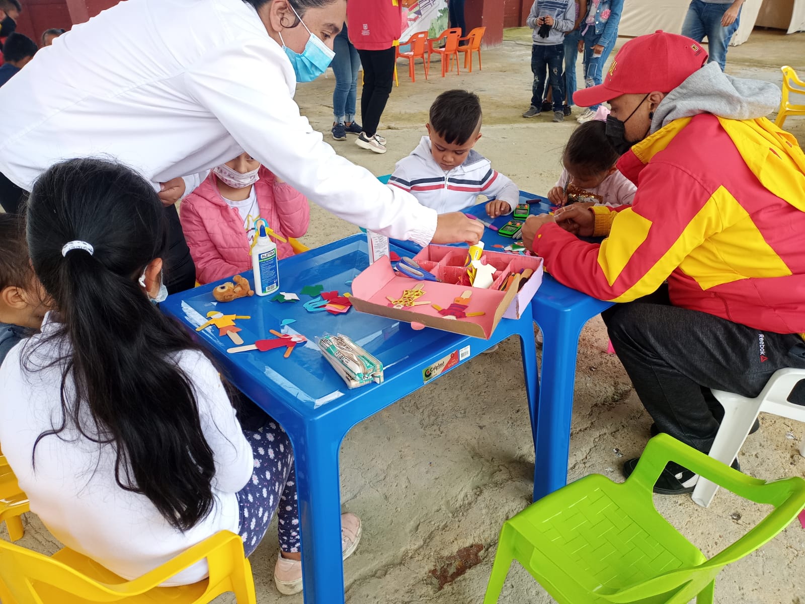 foto de niños y niñas haciendo manualidades