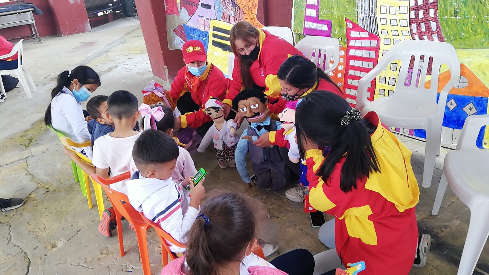 foto de niños y niñas con titeres