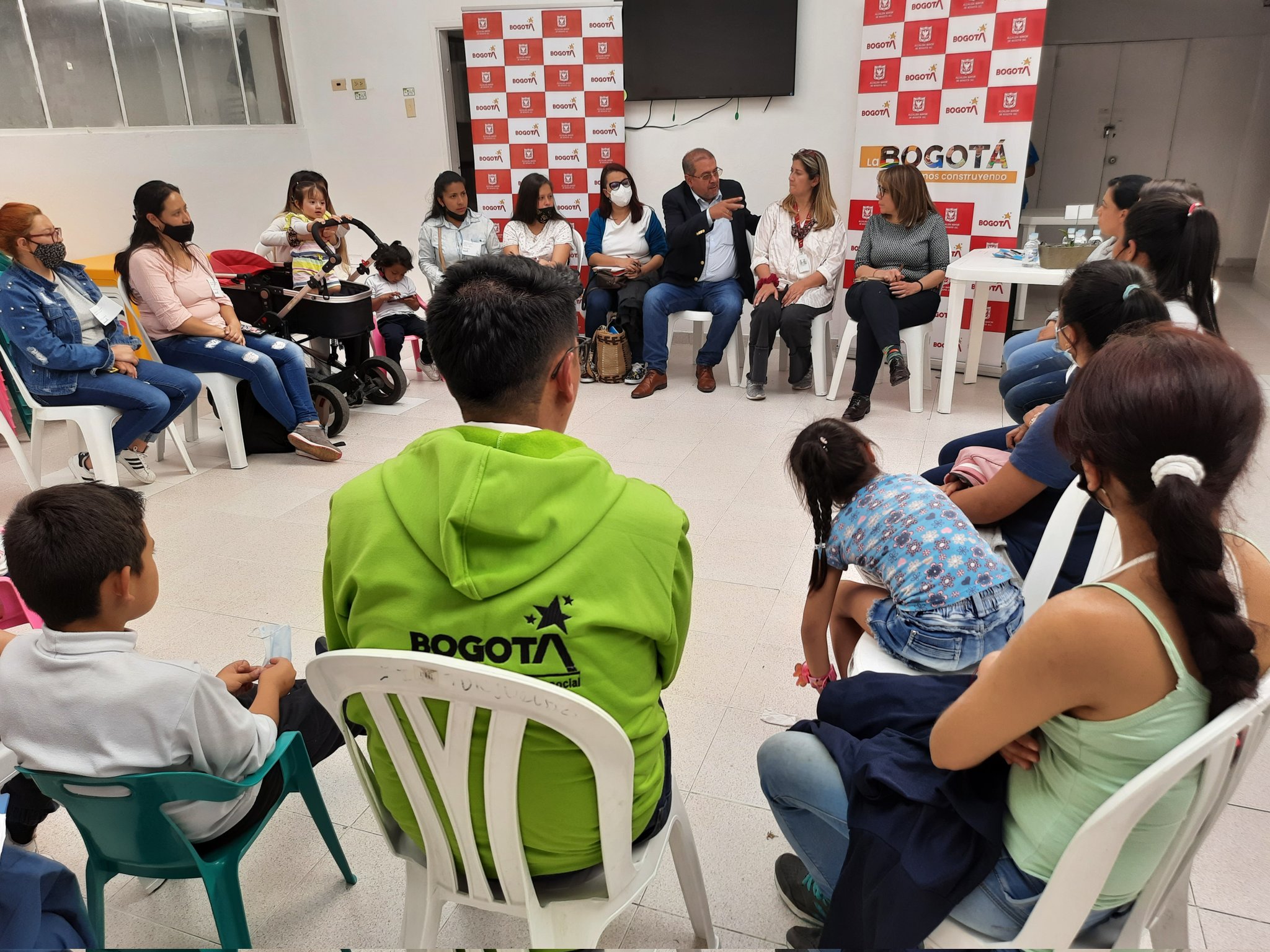 foto de ciudadania con secretaria