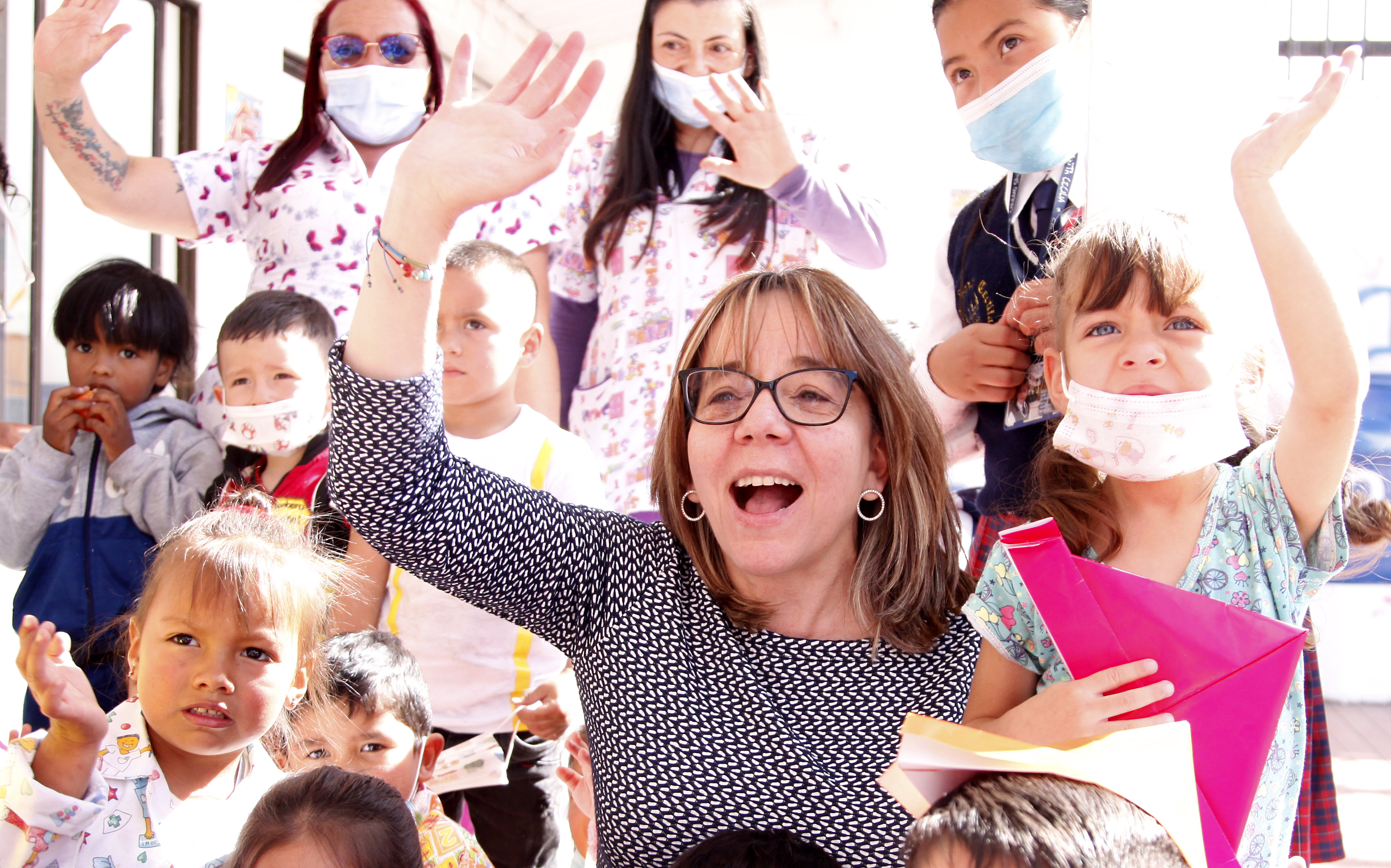 foto de niñas y niños con secretaria