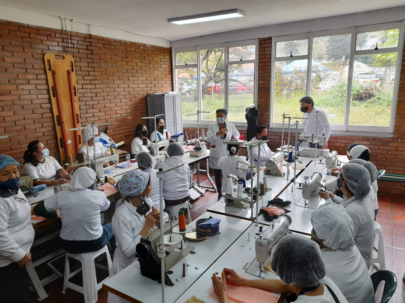 foto de mujeres cociendo