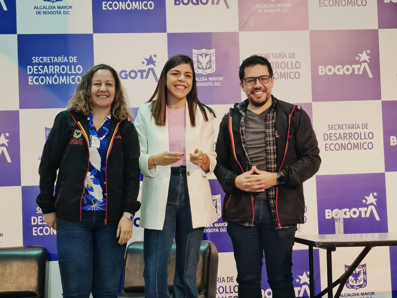 foto de jovenes en el auditorio