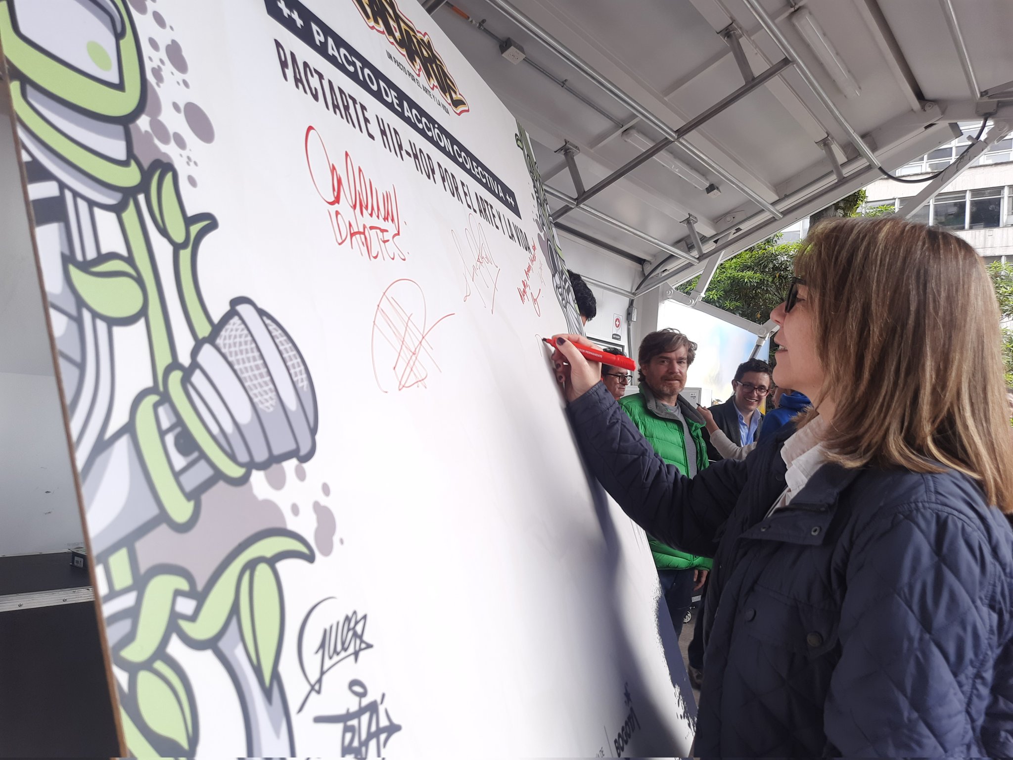 foto de secretaria firmando el pacto colectivo