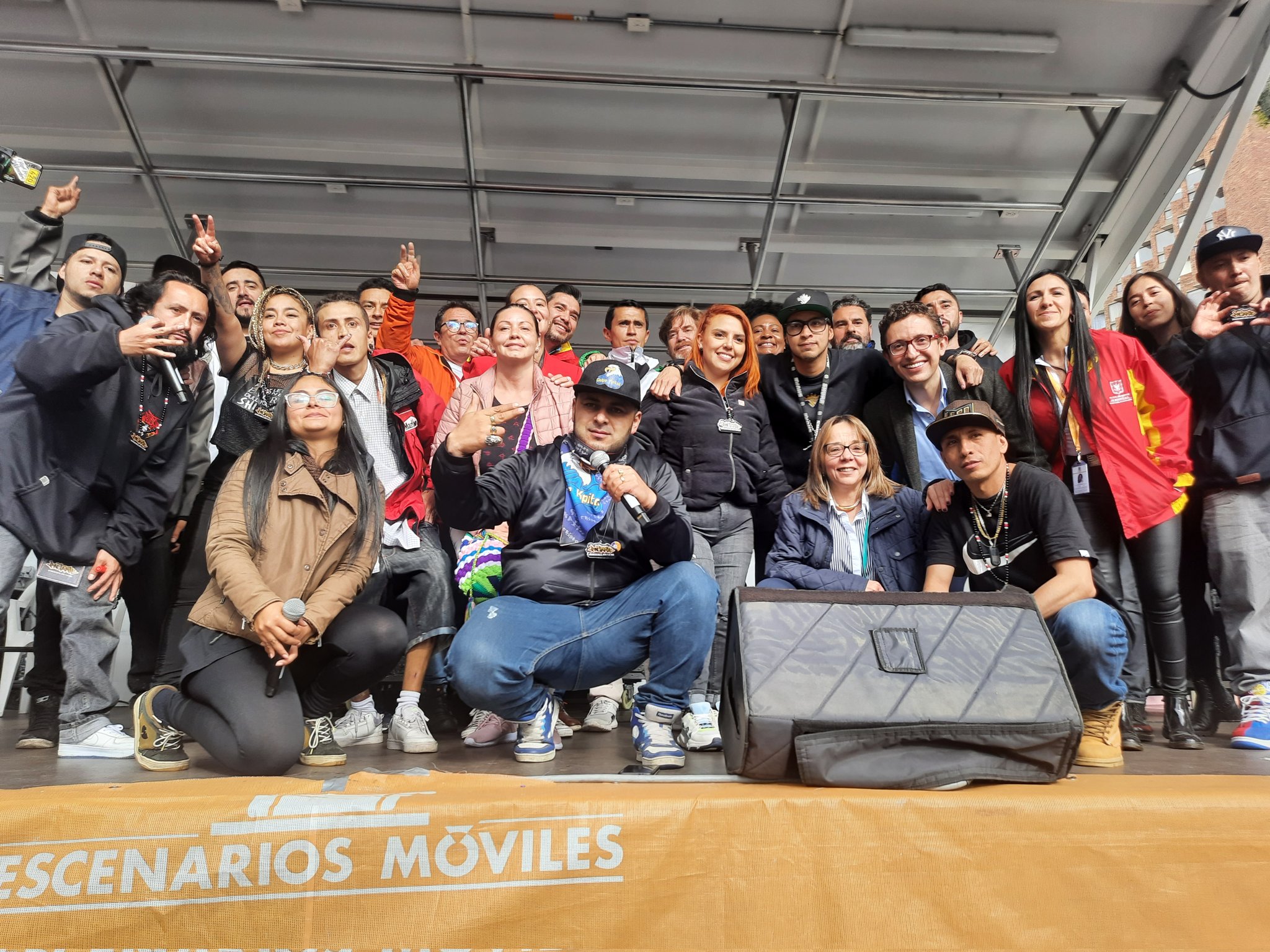 foto de jovenes y secretaria en la tarima