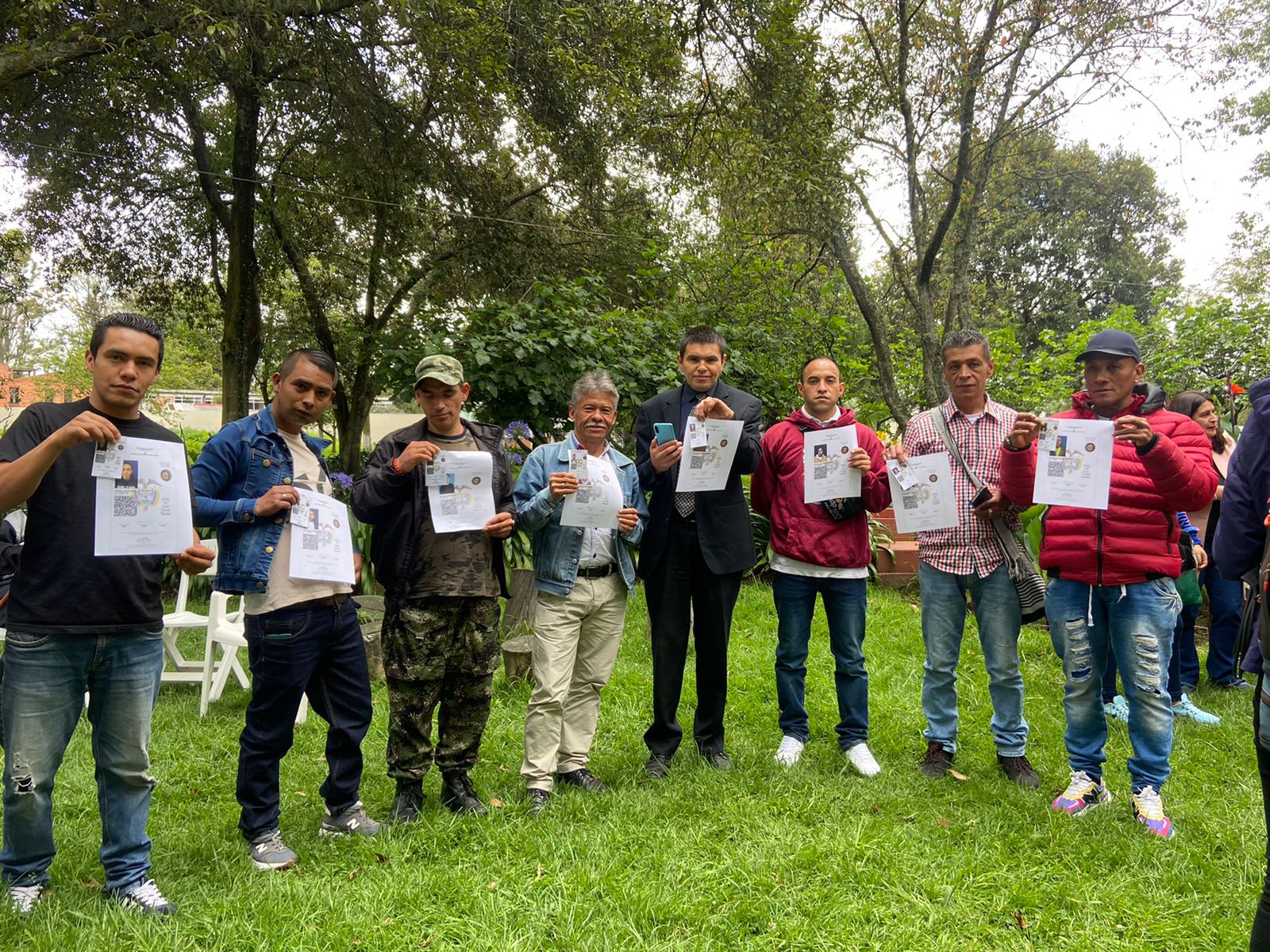 hombres con libreta militar 1